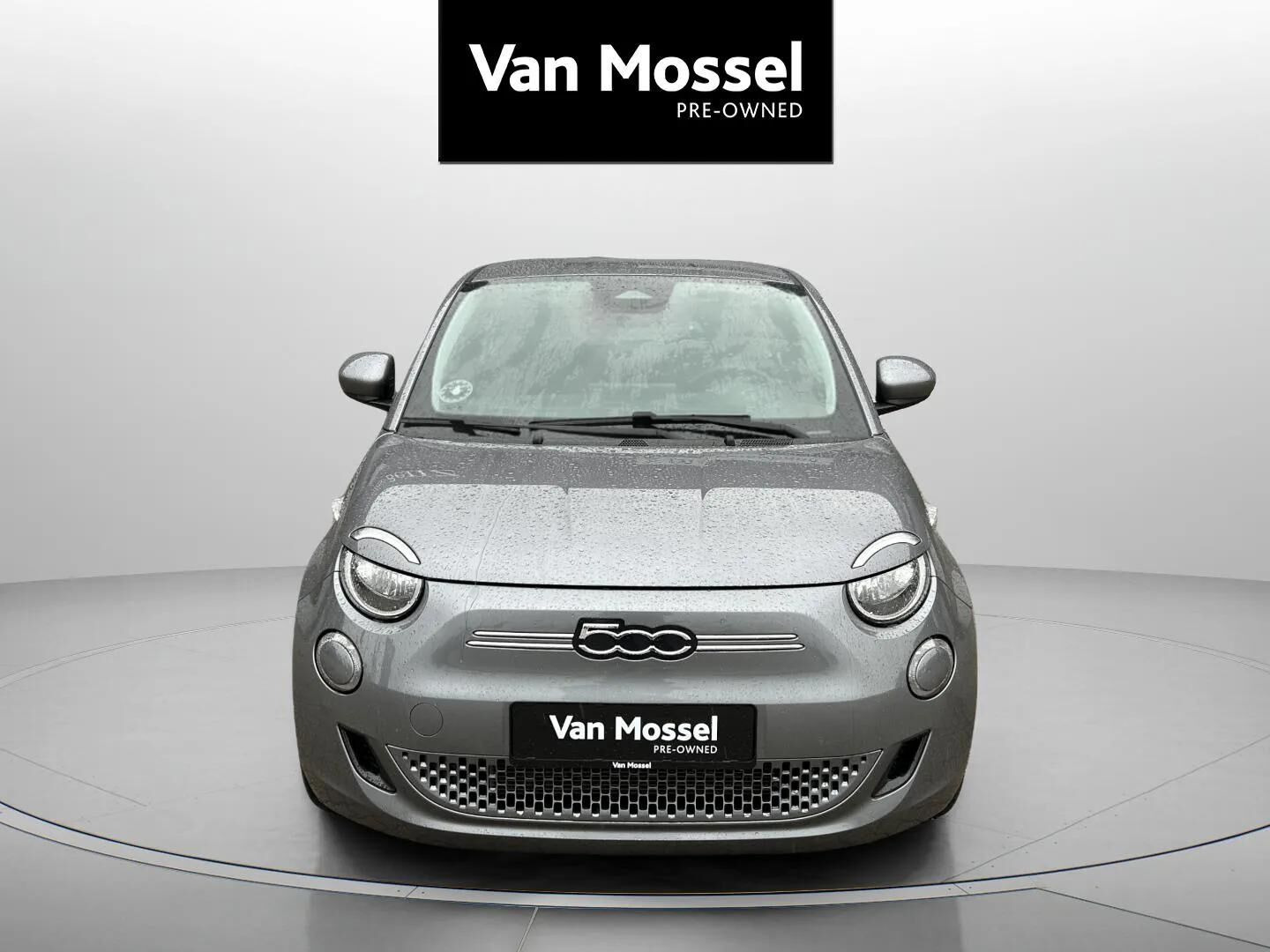Grå Fiat 500e fra 2022