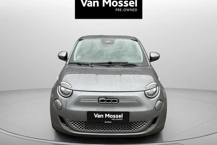 Grå Fiat 500e fra 2022