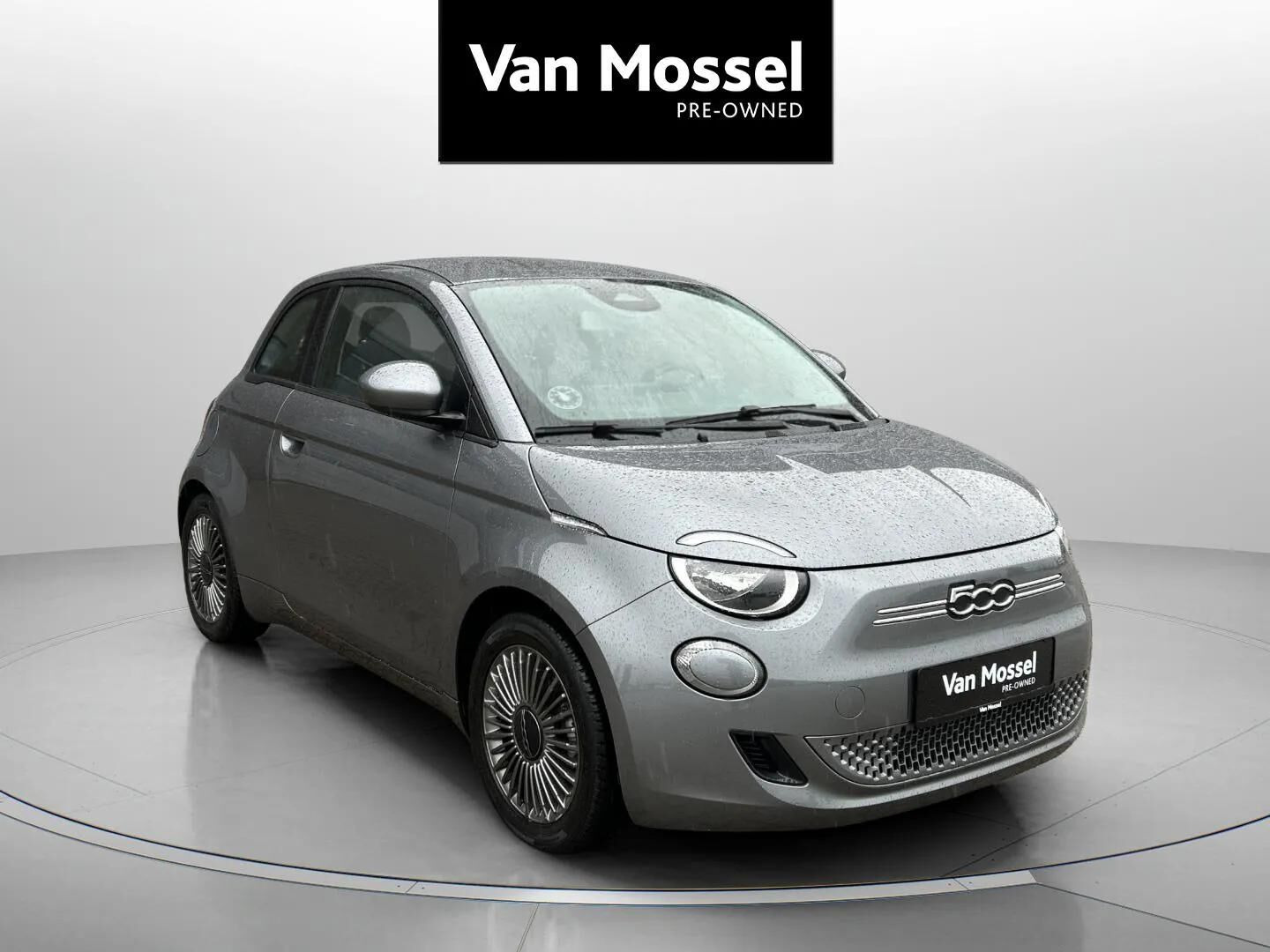 Grå Fiat 500e fra 2022