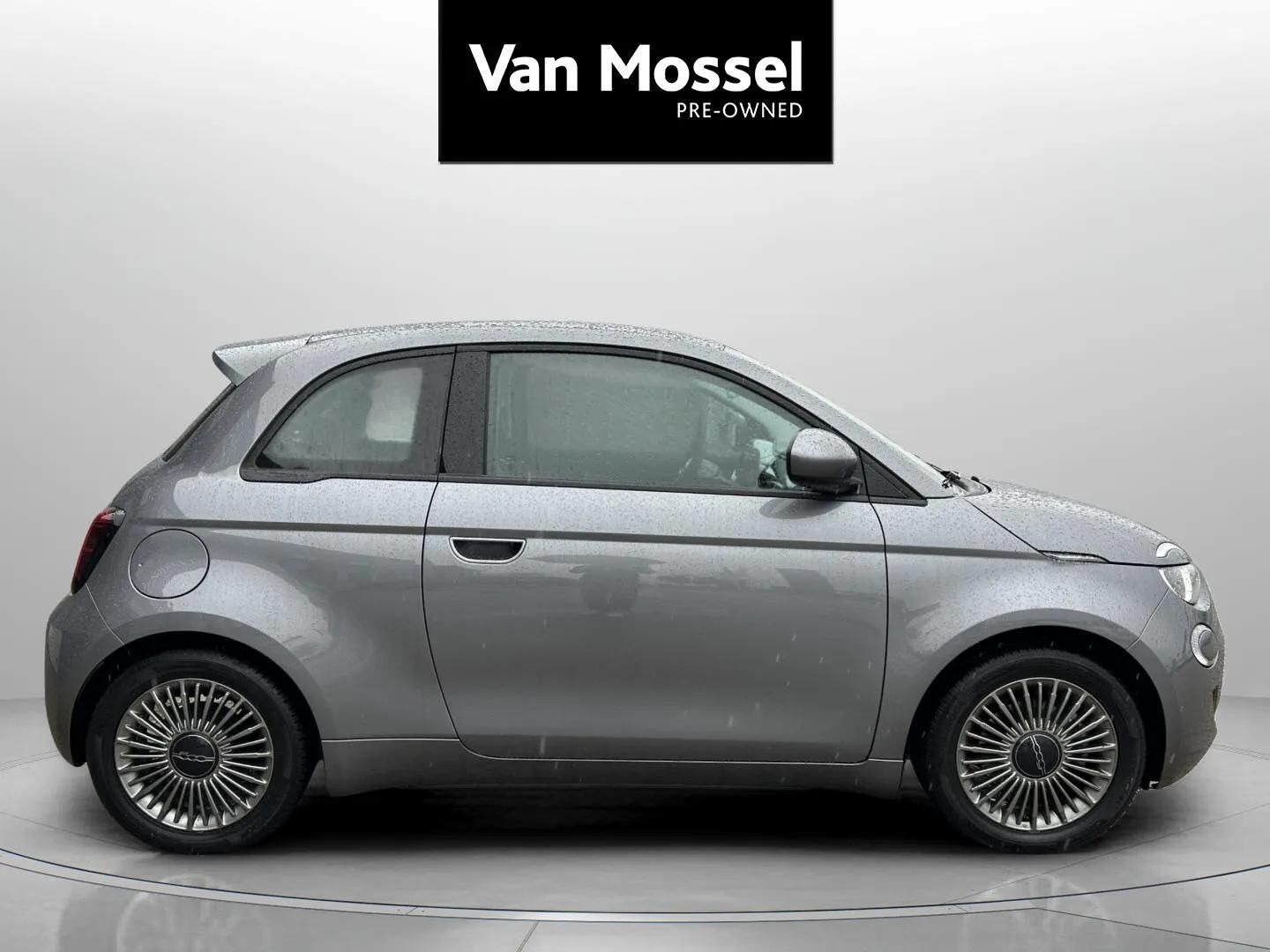 Grå Fiat 500e fra 2022