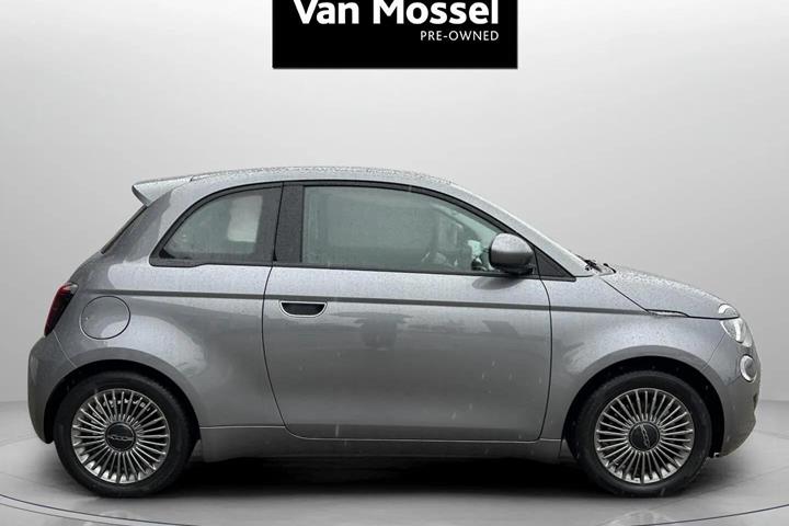 Grå Fiat 500e fra 2022