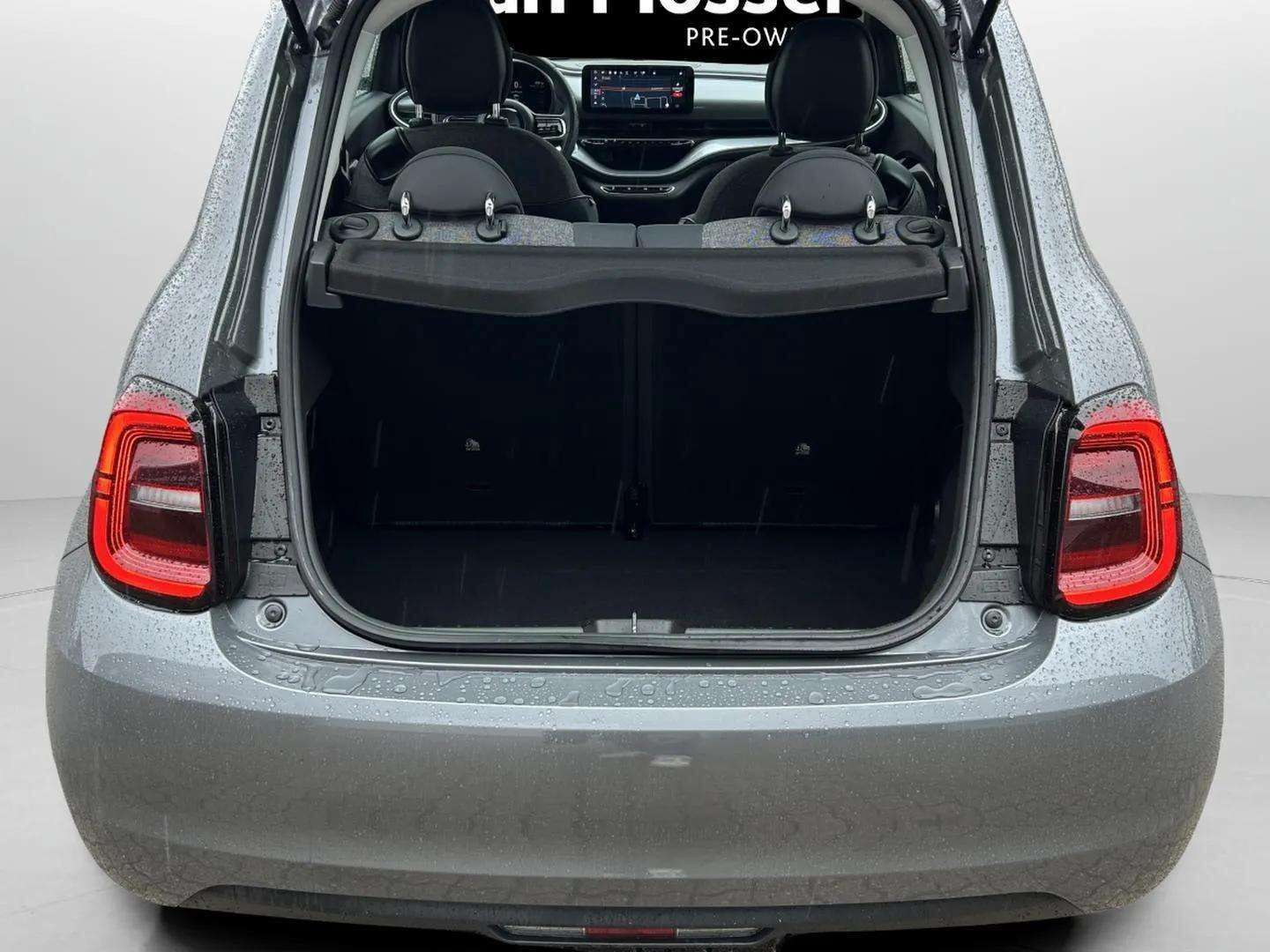 Grå Fiat 500e fra 2022