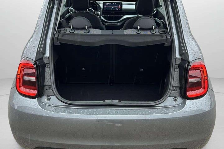 Grå Fiat 500e fra 2022