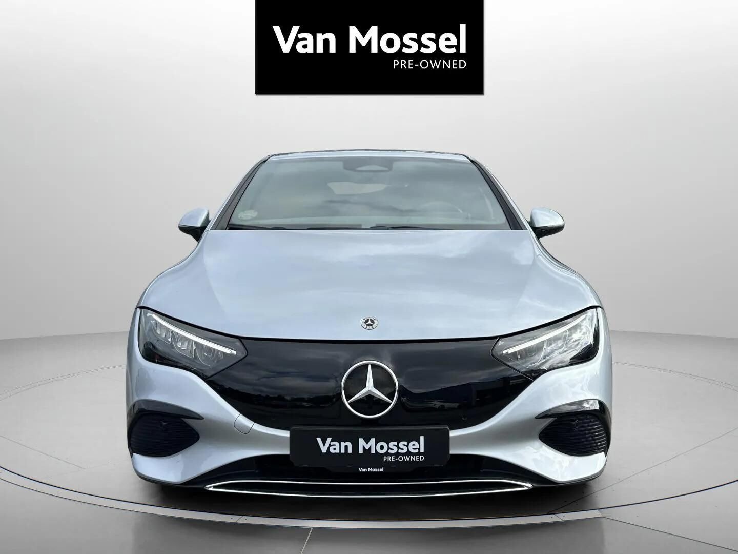 Sølv Mercedes EQE350+ fra 2023