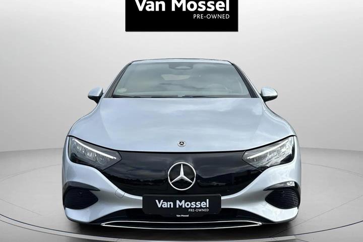 Sølv Mercedes EQE350+ fra 2023