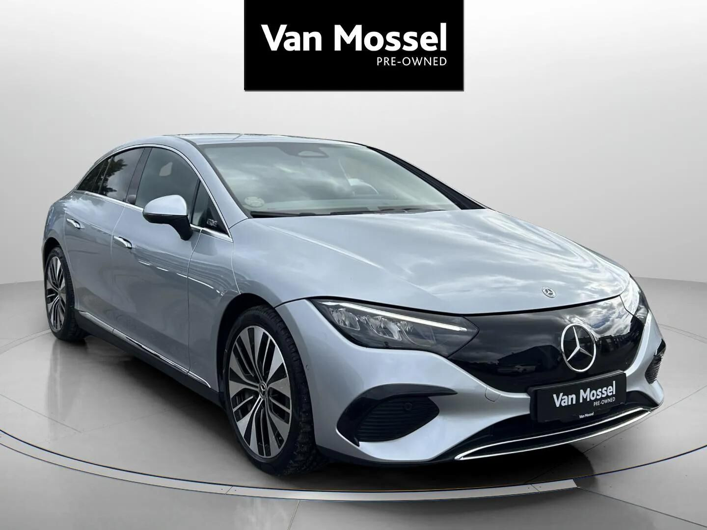 Sølv Mercedes EQE350+ fra 2023