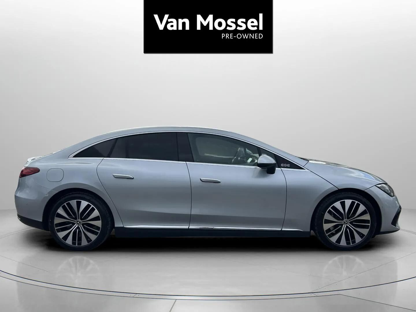Sølv Mercedes EQE350+ fra 2023