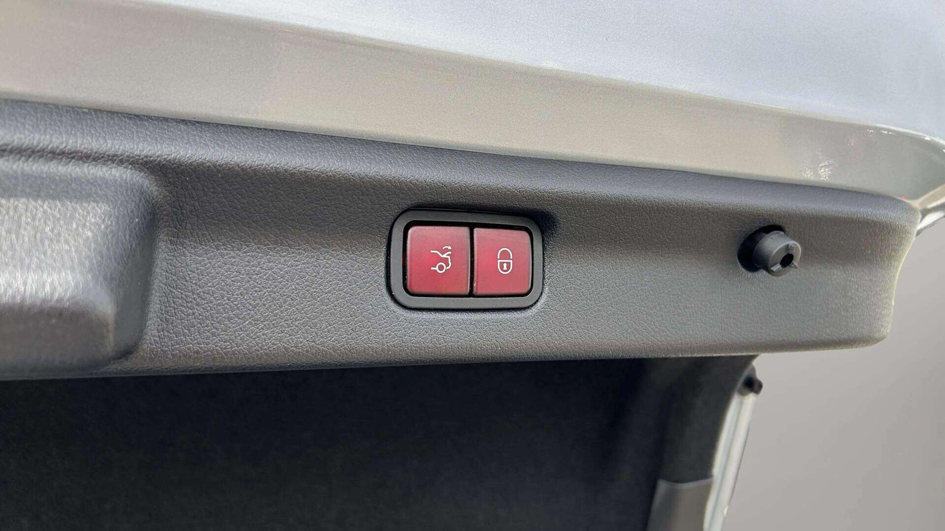 Sølv Mercedes EQE350+ fra 2023