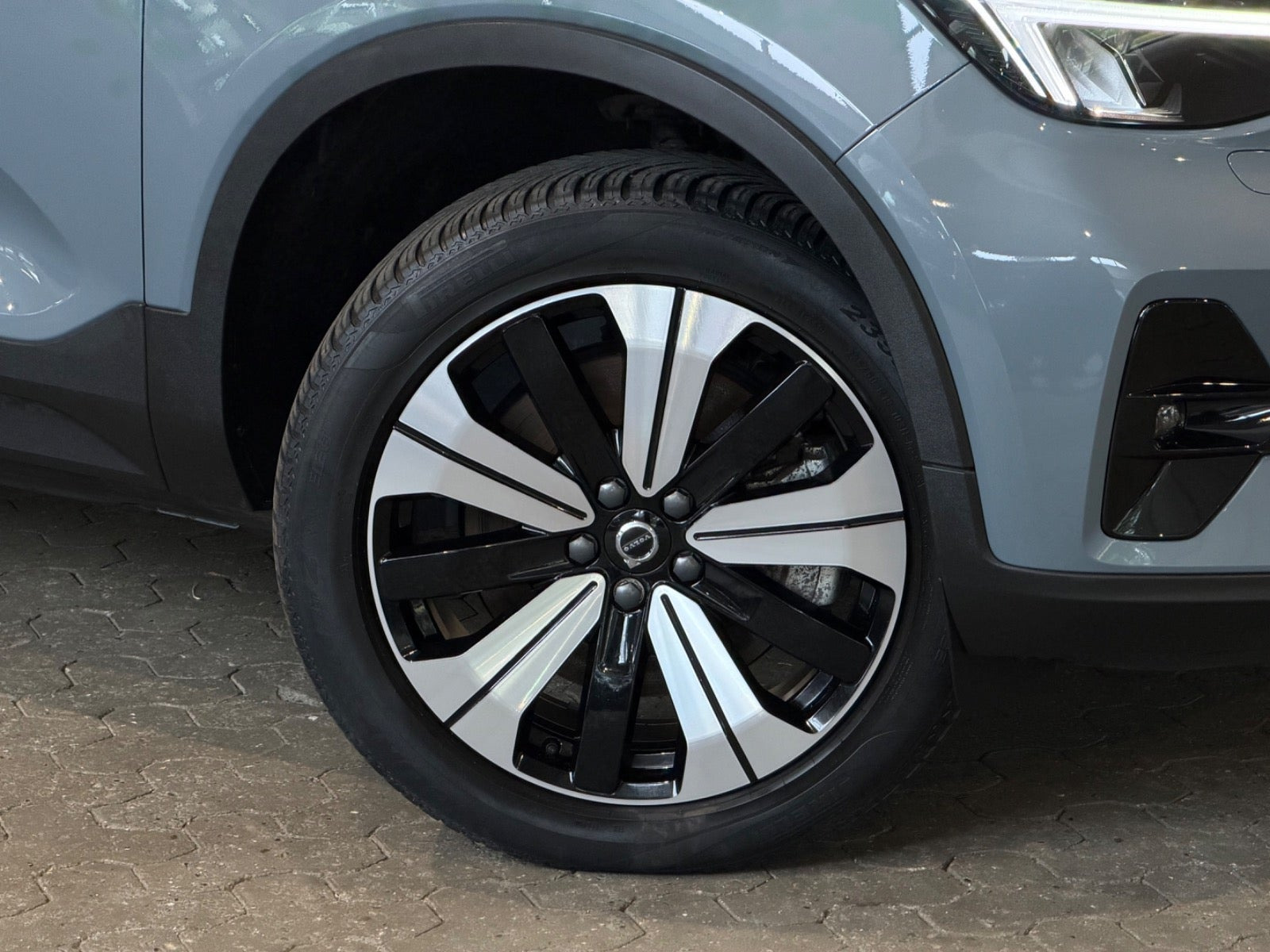 Grå Volvo XC40 fra 2023