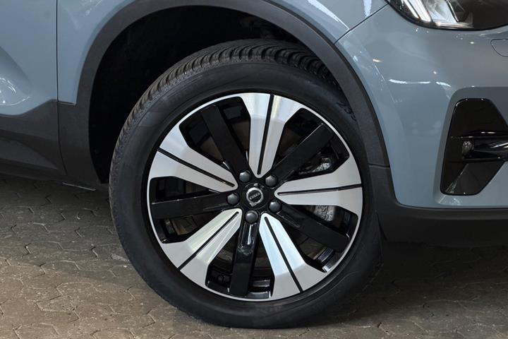 Grå Volvo XC40 fra 2023