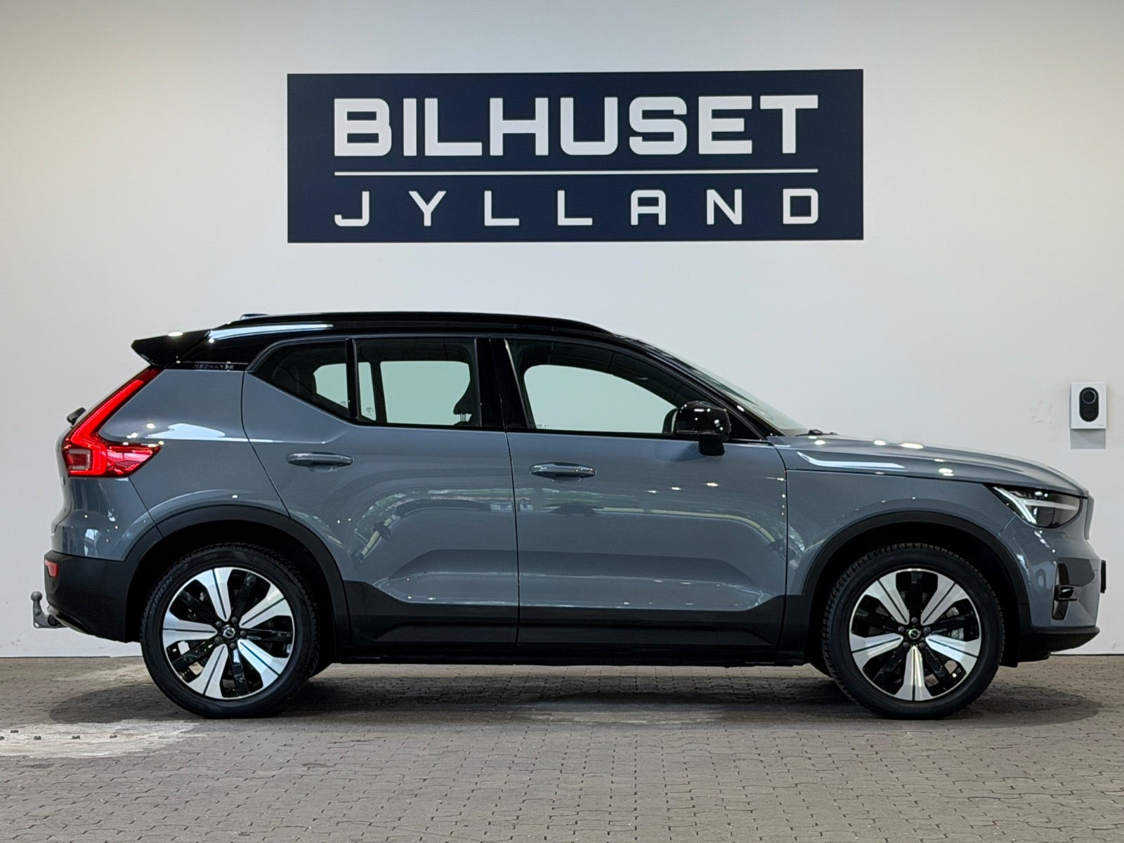 Grå Volvo XC40 fra 2023
