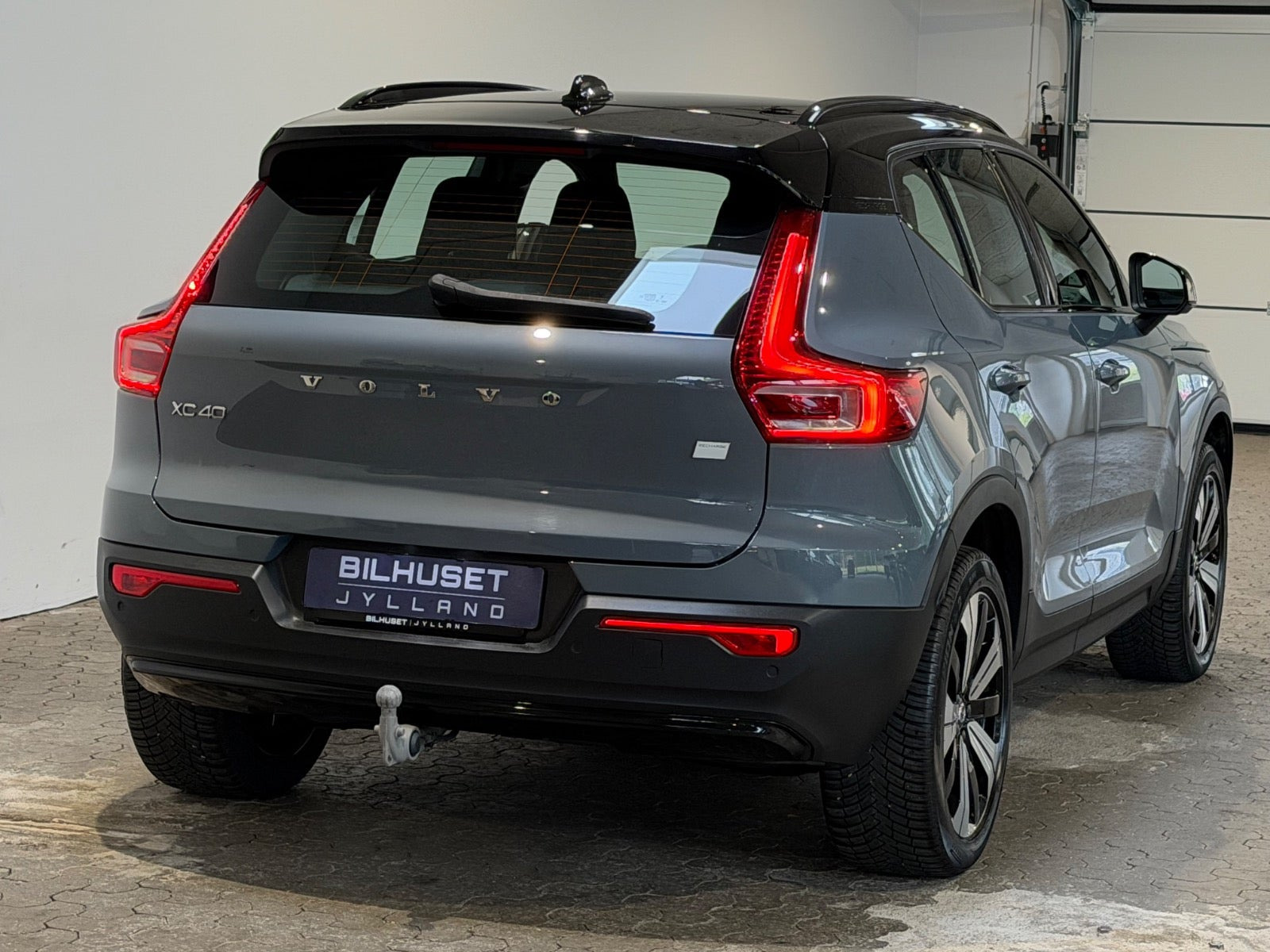 Grå Volvo XC40 fra 2023