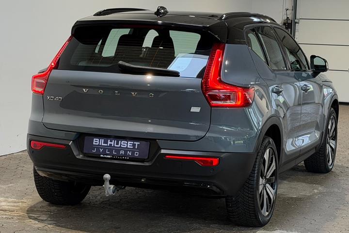 Grå Volvo XC40 fra 2023