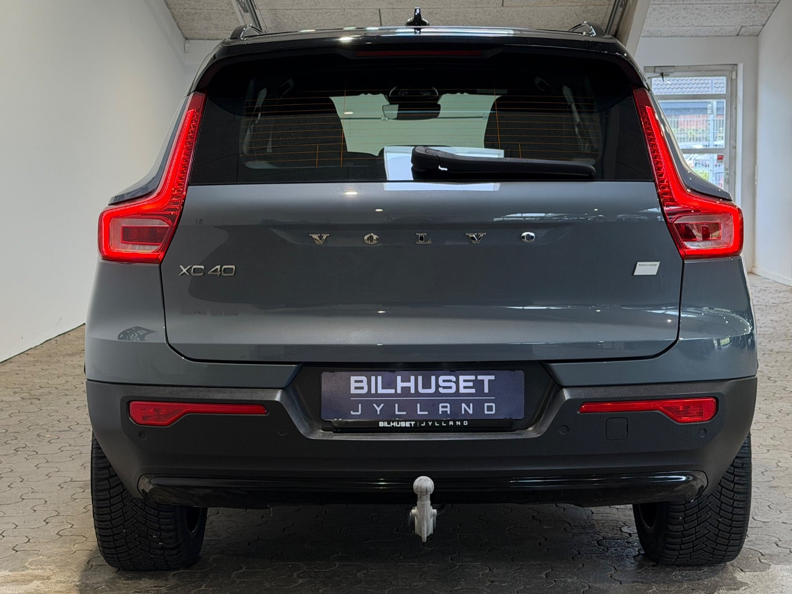 Grå Volvo XC40 fra 2023