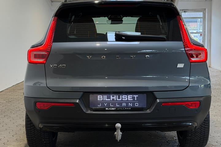 Grå Volvo XC40 fra 2023