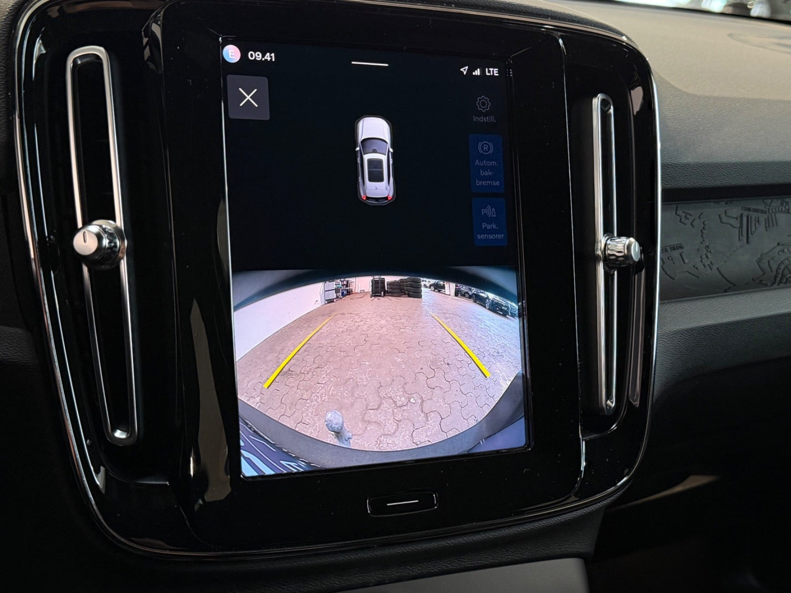 Grå Volvo XC40 fra 2023
