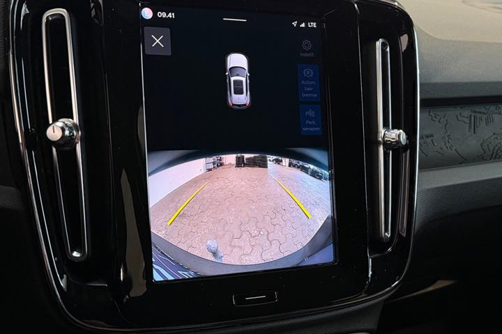 Grå Volvo XC40 fra 2023