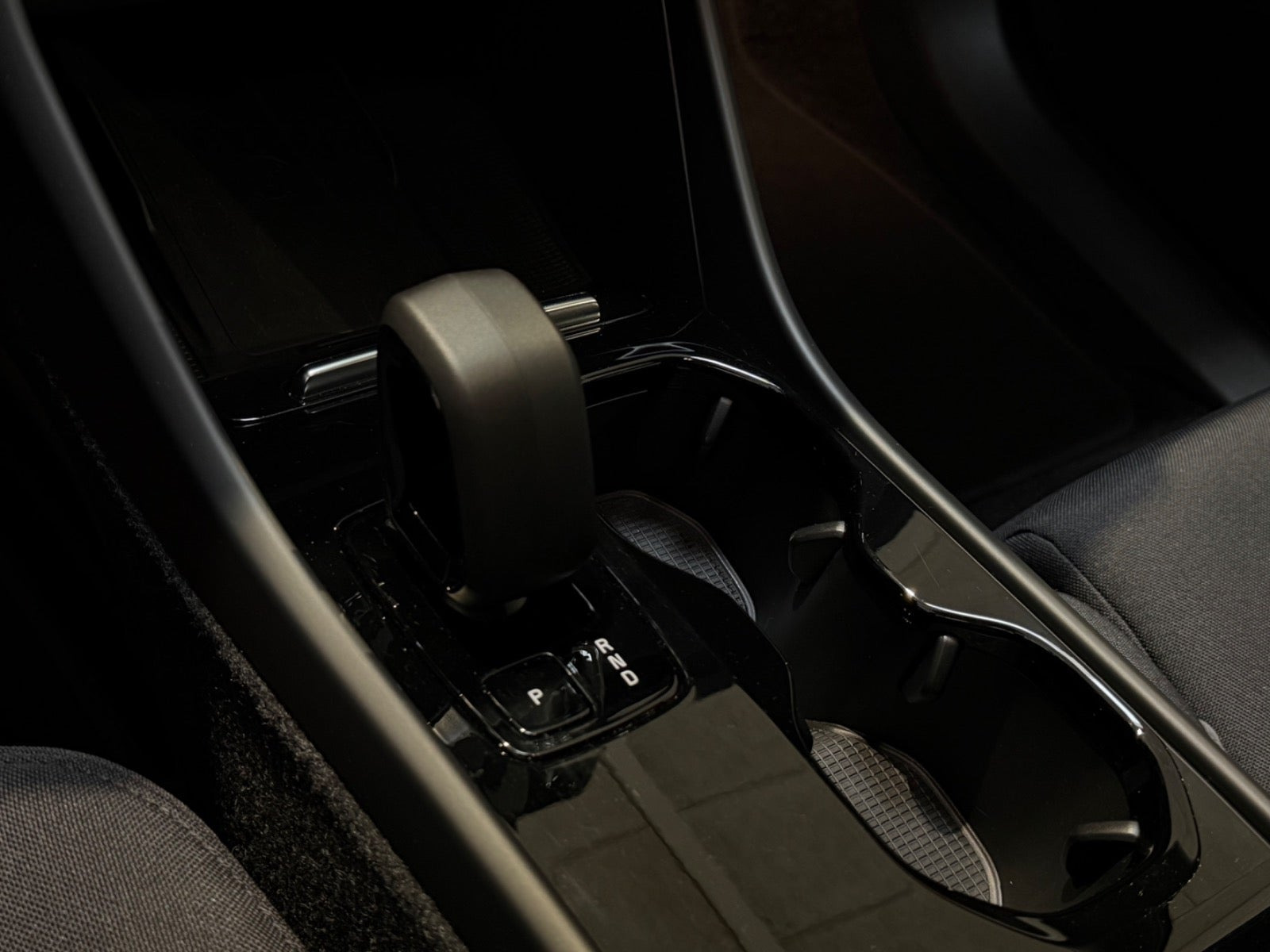 Grå Volvo XC40 fra 2023
