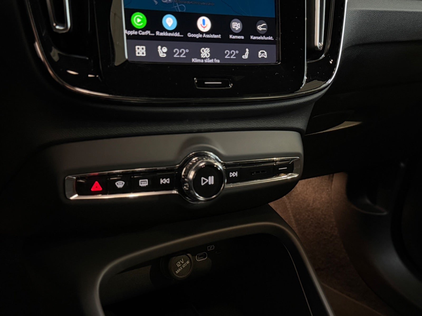 Grå Volvo XC40 fra 2023