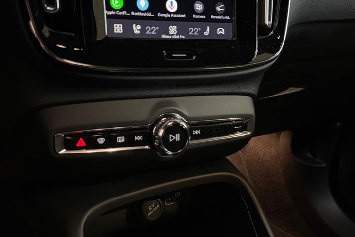 Grå Volvo XC40 fra 2023