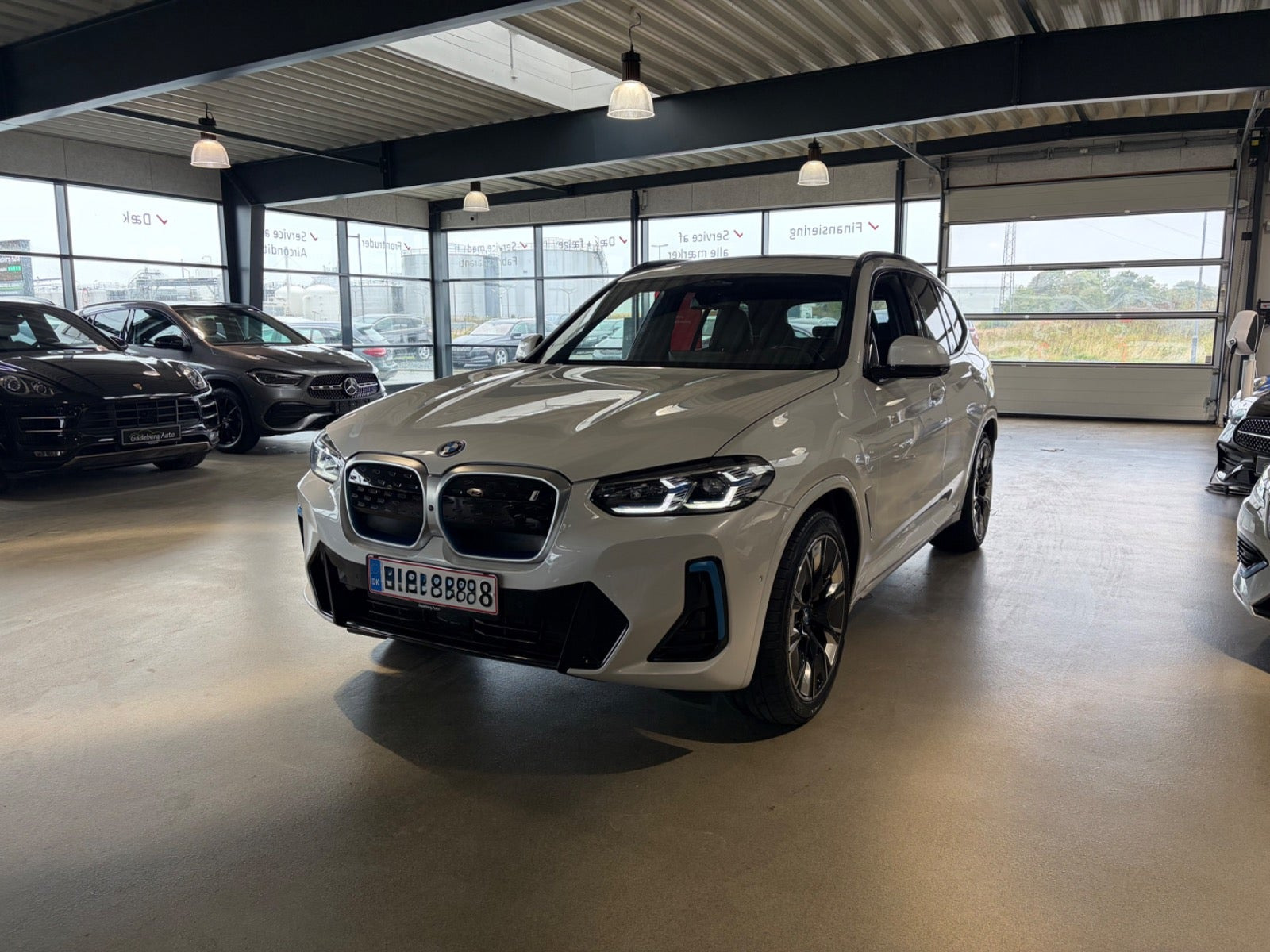 Hvid BMW iX3 fra 2022