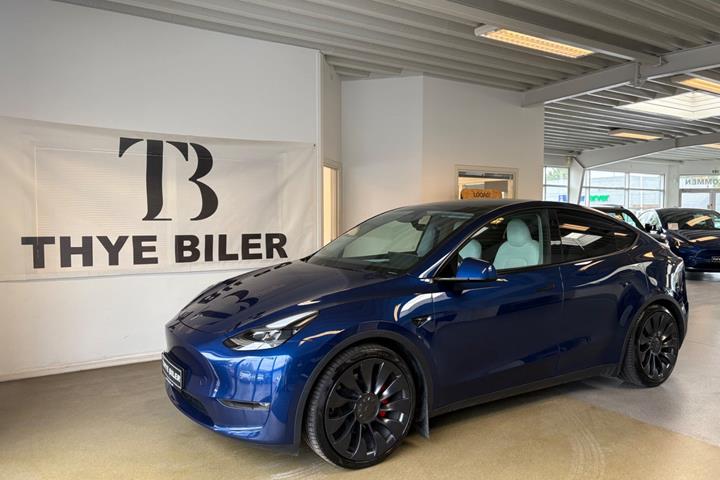 Blå Tesla Model Y fra 2024 set udefra