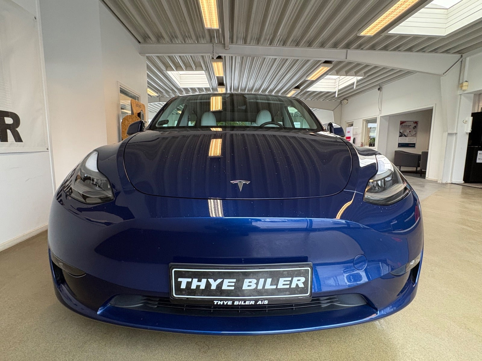Blå Tesla Model Y fra 2024
