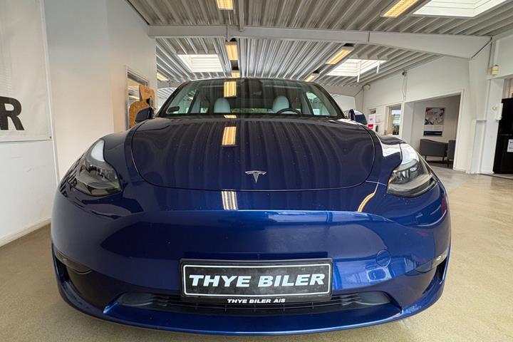 Blå Tesla Model Y fra 2024