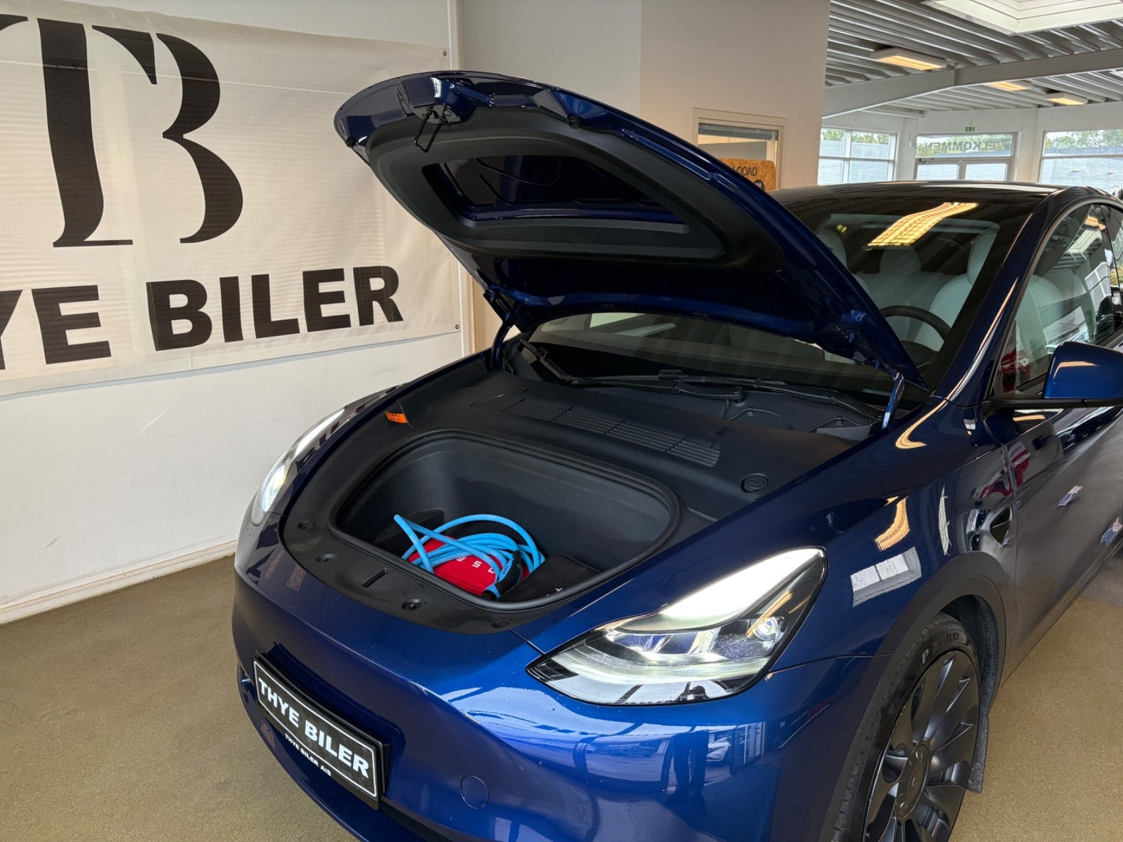 Blå Tesla Model Y fra 2024