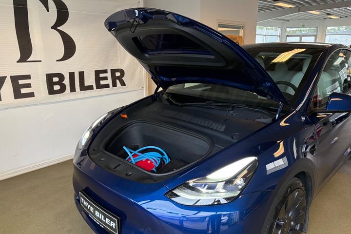 Blå Tesla Model Y fra 2024