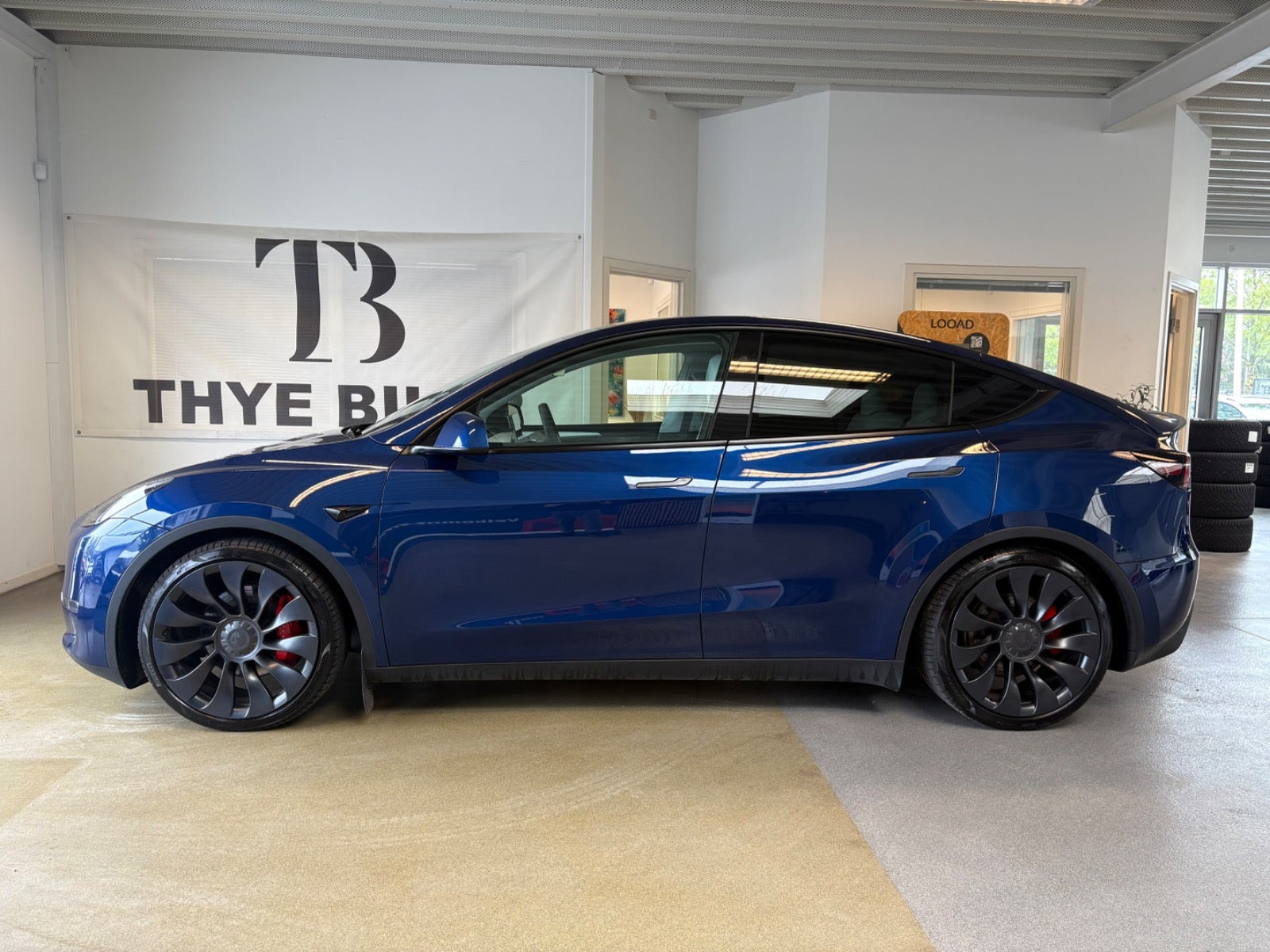 Blå Tesla Model Y fra 2024
