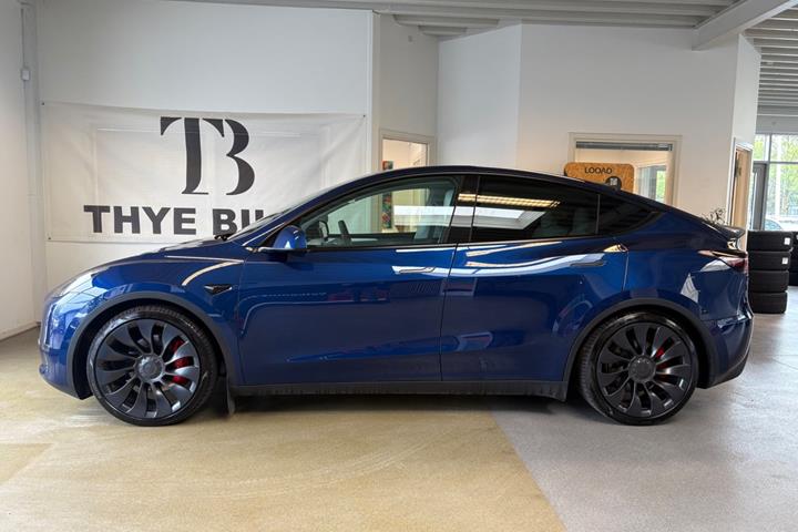 Blå Tesla Model Y fra 2024