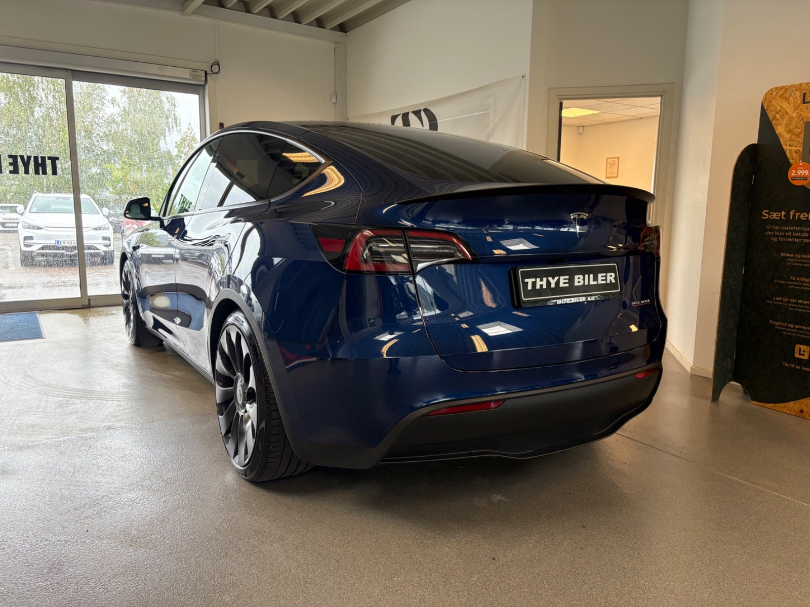 Blå Tesla Model Y fra 2024