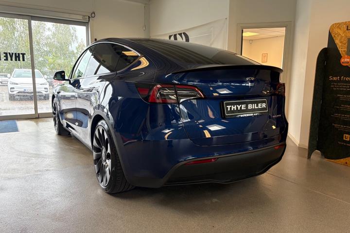 Blå Tesla Model Y fra 2024