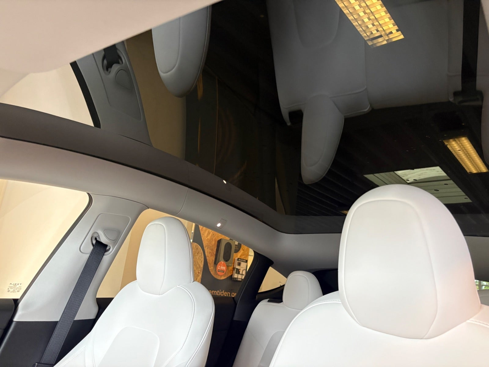 Blå Tesla Model Y fra 2024