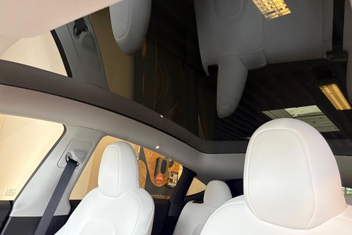 Blå Tesla Model Y fra 2024