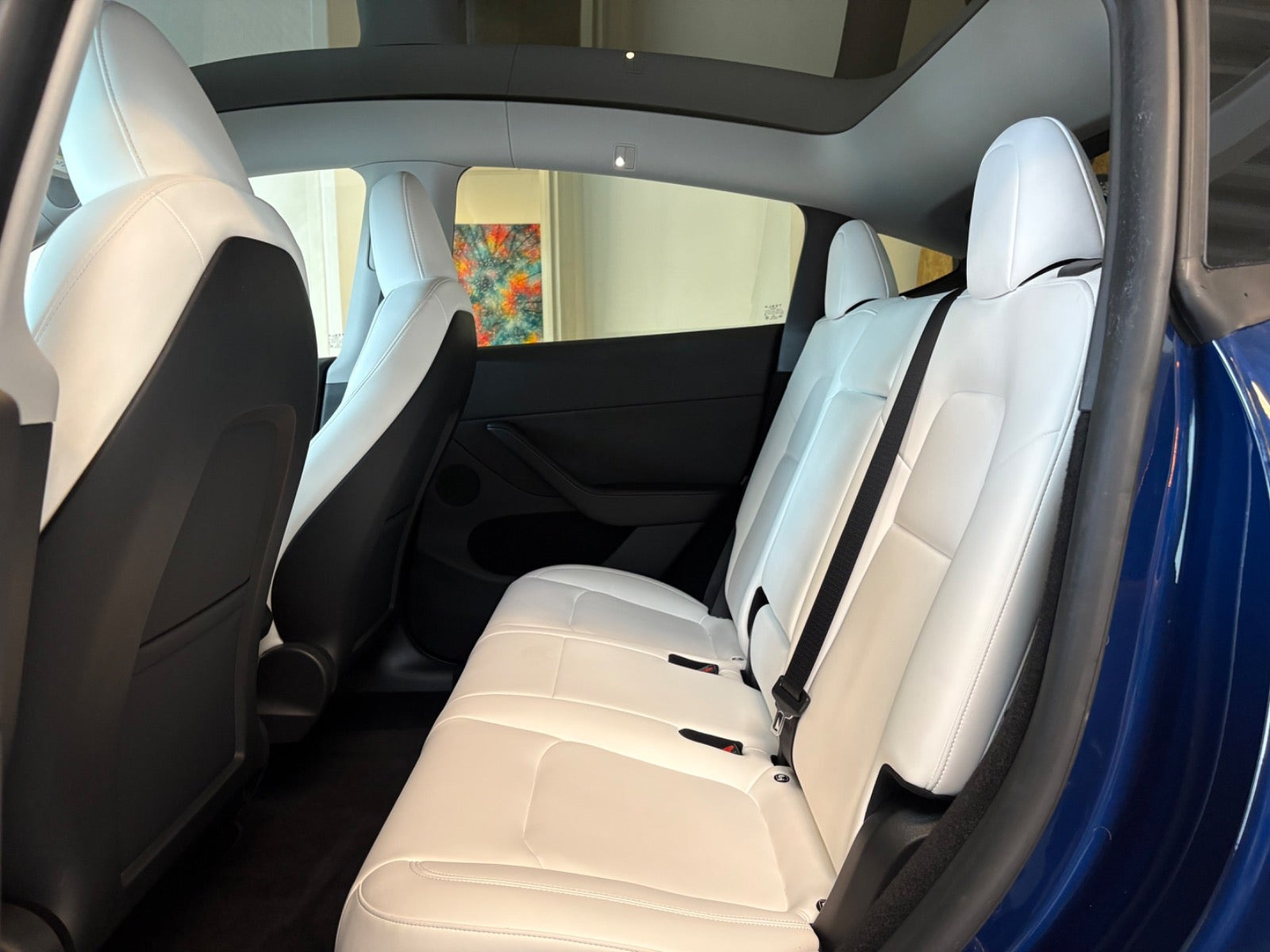 Blå Tesla Model Y fra 2024