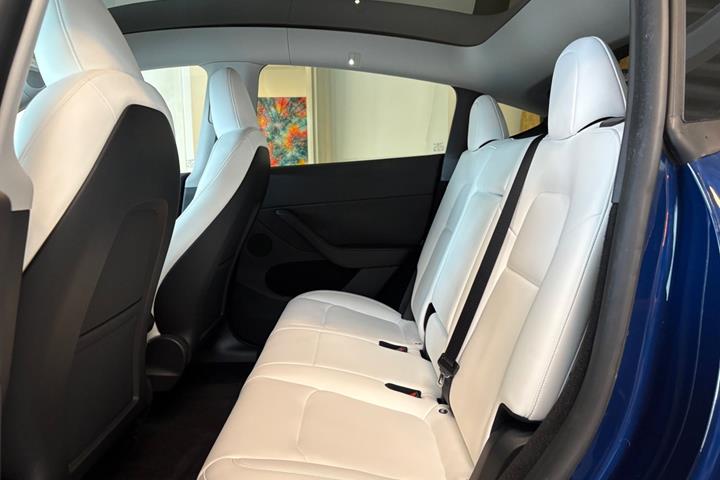 Blå Tesla Model Y fra 2024