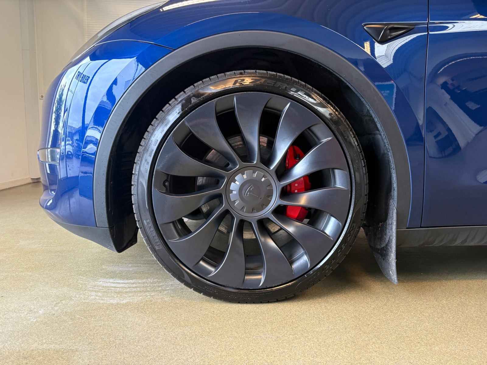 Blå Tesla Model Y fra 2024