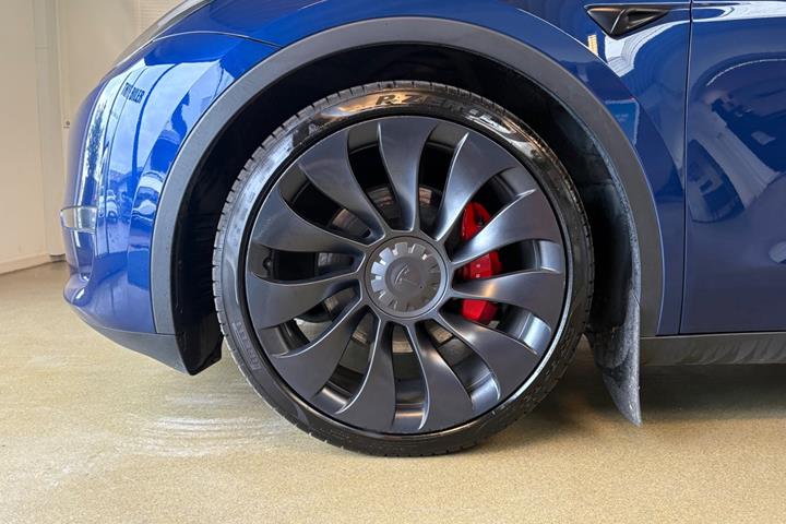 Blå Tesla Model Y fra 2024