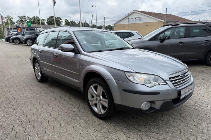 Grå Subaru Legacy fra 2007