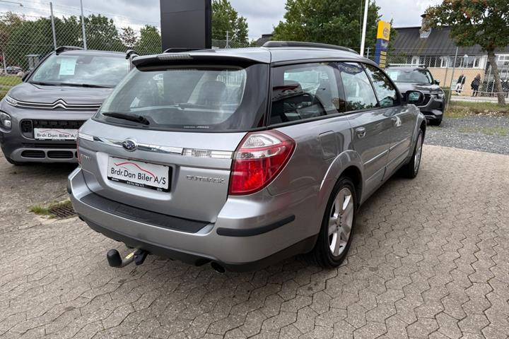 Grå Subaru Legacy fra 2007