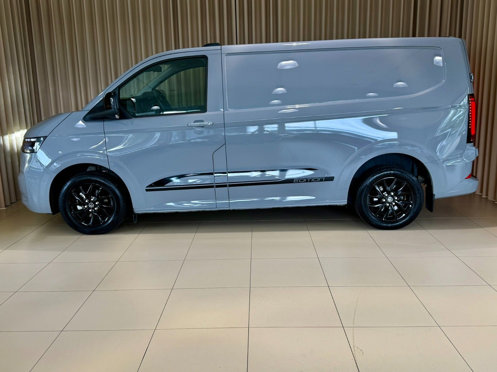 Grå VW e-Transporter fra 2025