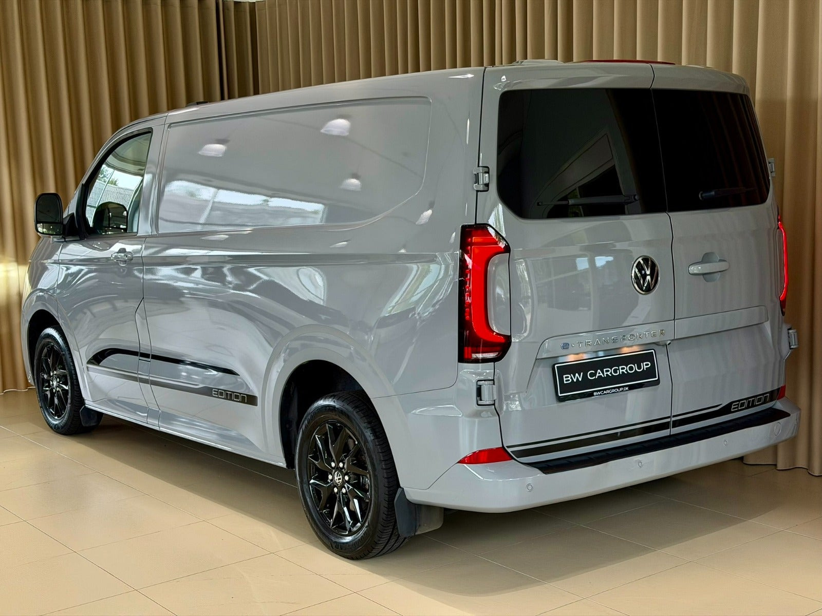 Grå VW e-Transporter fra 2025