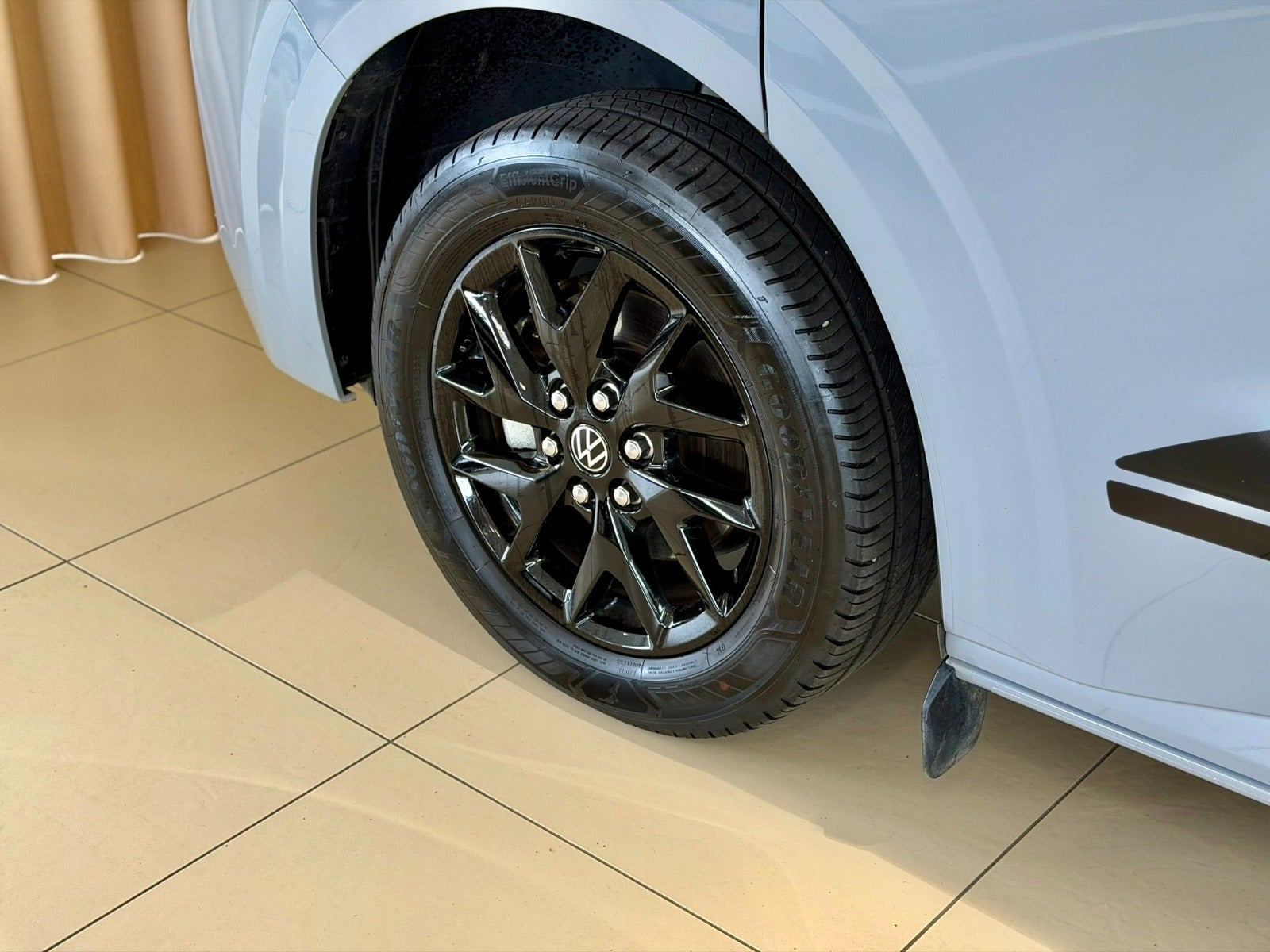 Grå VW e-Transporter fra 2025