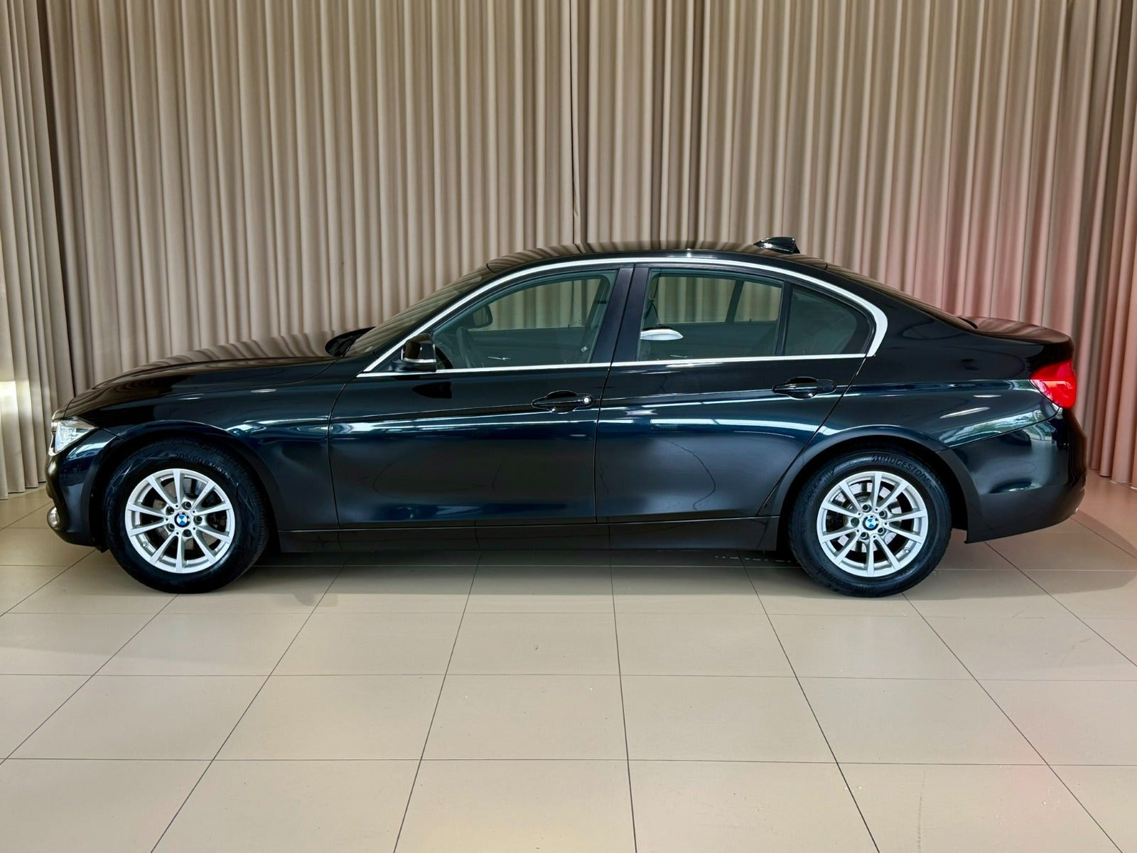 Sort BMW 320d fra 2019