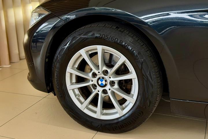 Sort BMW 320d fra 2019