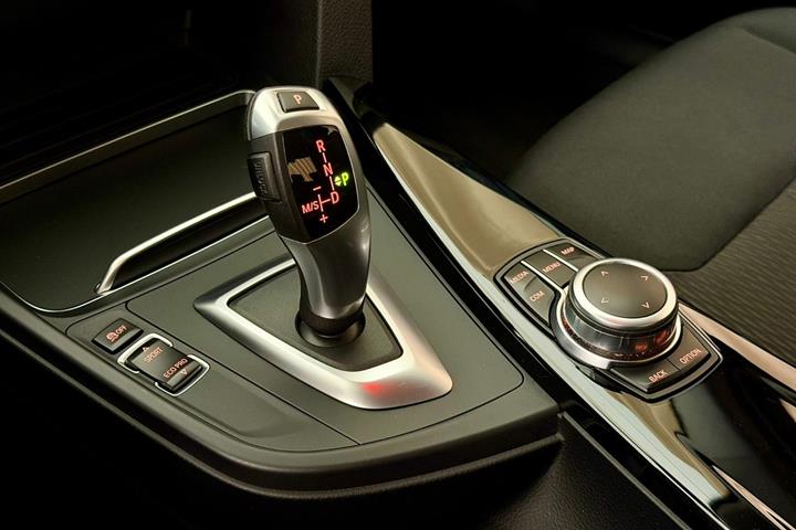Sort BMW 320d fra 2019