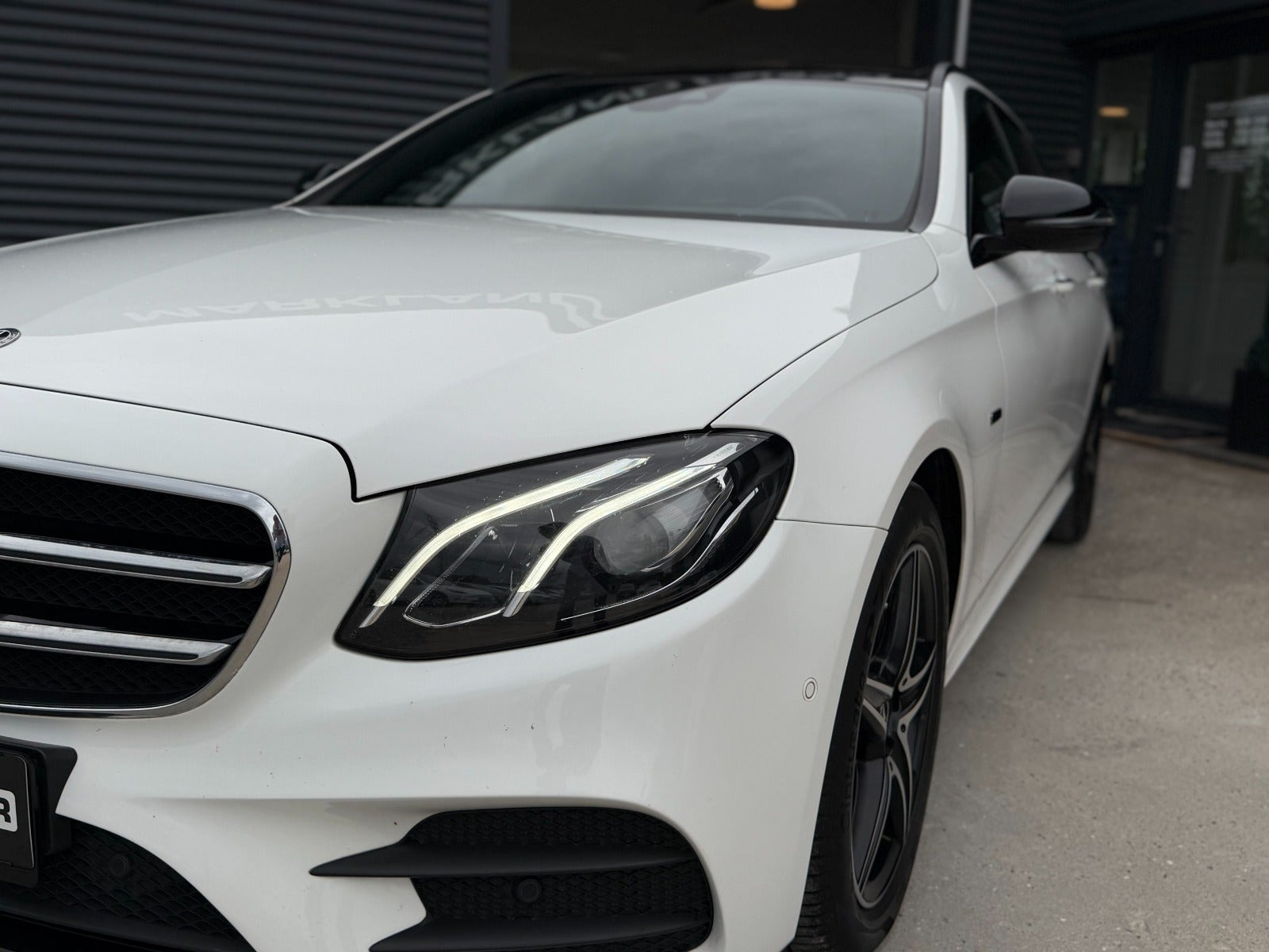 Hvid Mercedes E300 de fra 2019