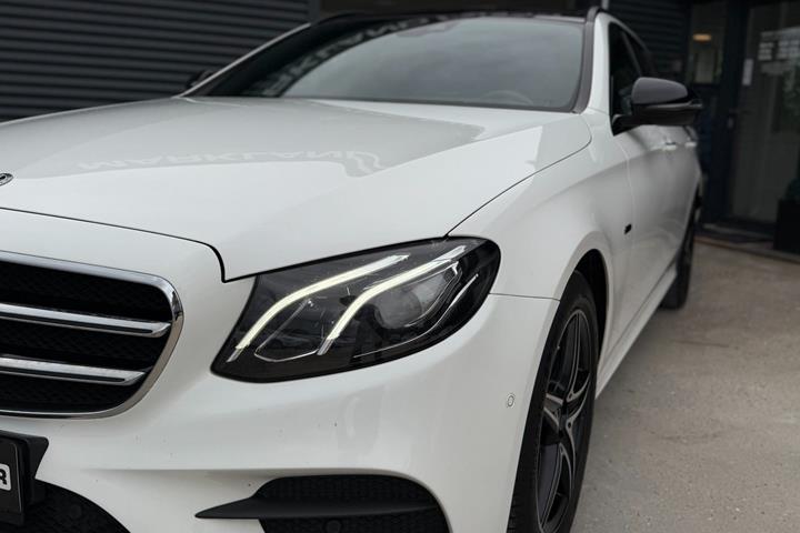 Hvid Mercedes E300 de fra 2019